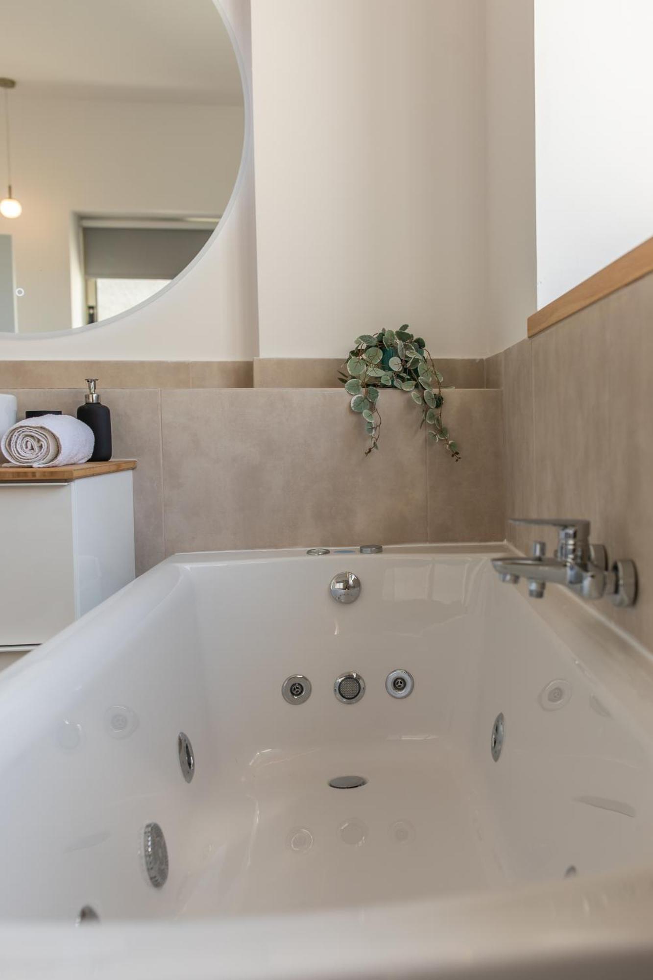 Rooms - Unique Staying In Paphos Centre Стая снимка