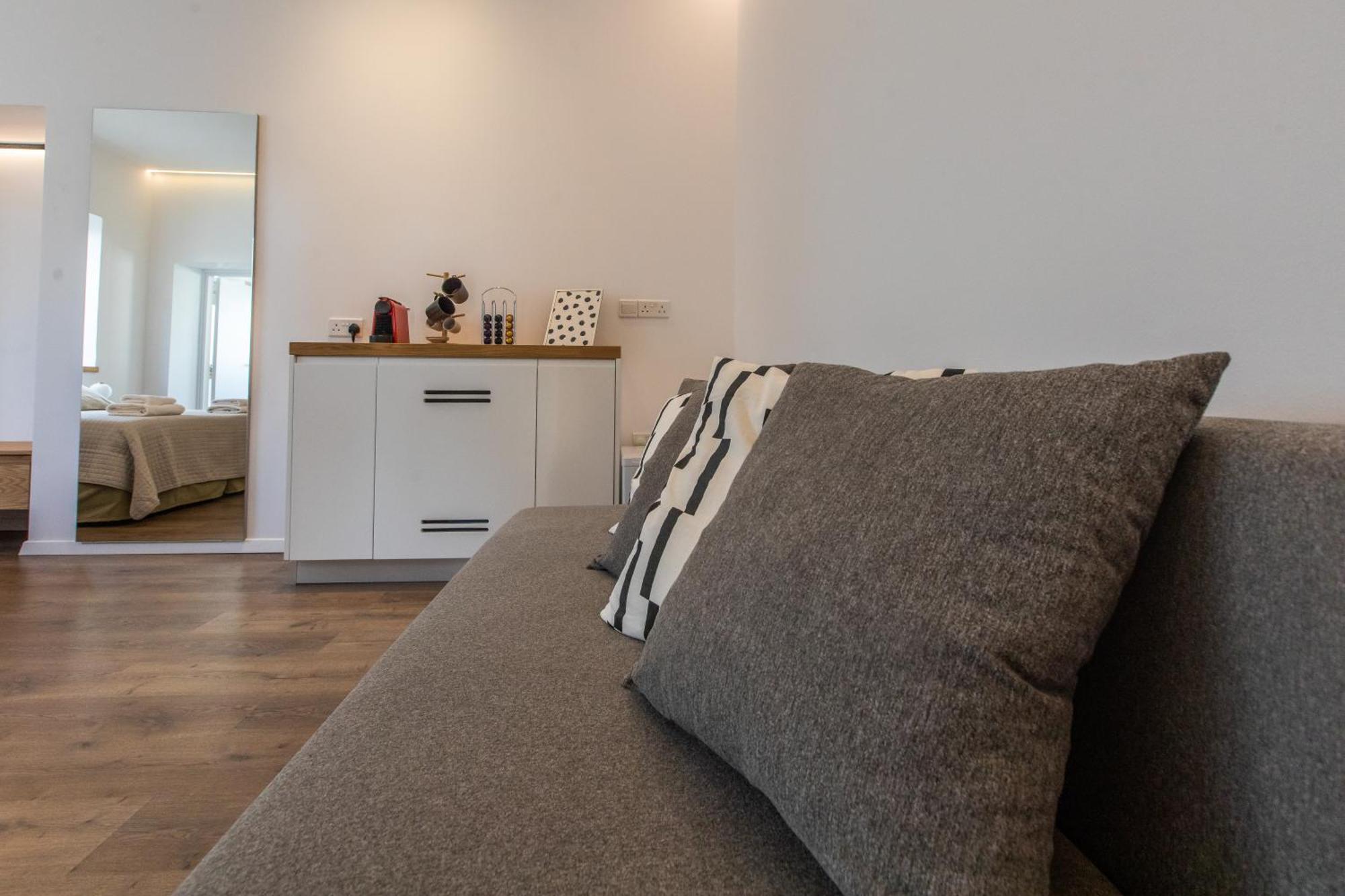 Rooms - Unique Staying In Paphos Centre Стая снимка