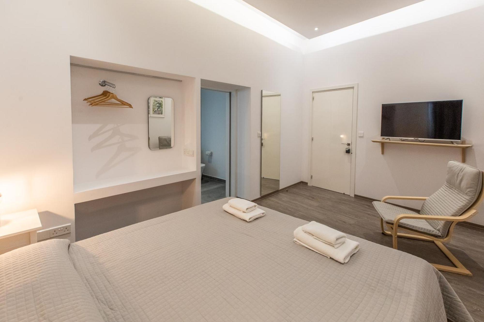 Rooms - Unique Staying In Paphos Centre Стая снимка